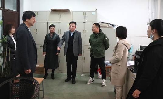 校党委副书记梁云鹤来伟德国际victor1946走访调研学生工作